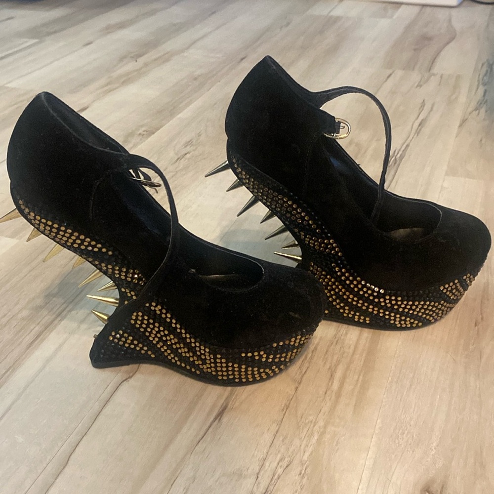 STEVE MADDEN | Zigzagg Black and Gold Spike Heels